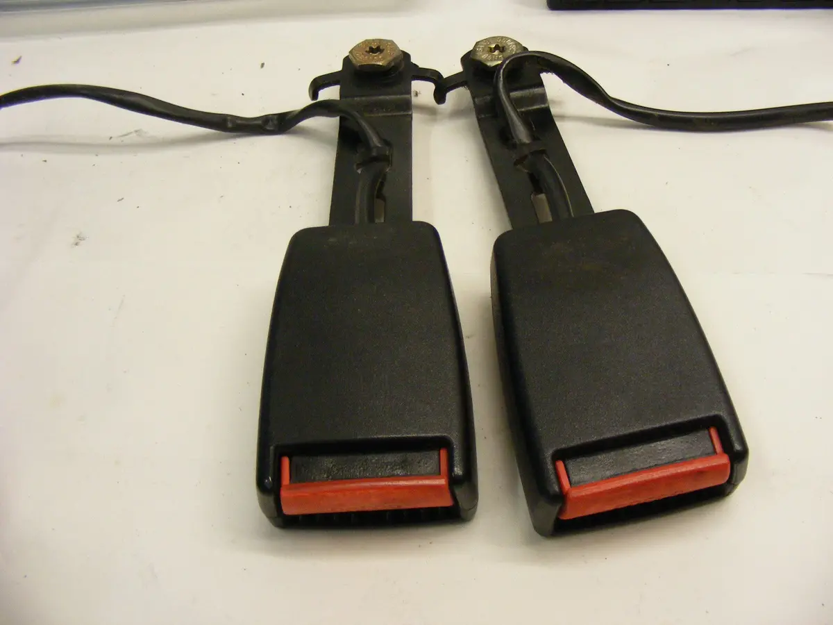Saab 900 / 9000 Front Seat Belt Buckle Receivers Cs Cse Aero 4413852 1