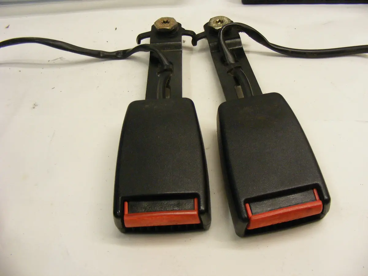 Saab 900 / 9000 Front Seat Belt Buckle Receivers Cs Cse Aero 4416590 1