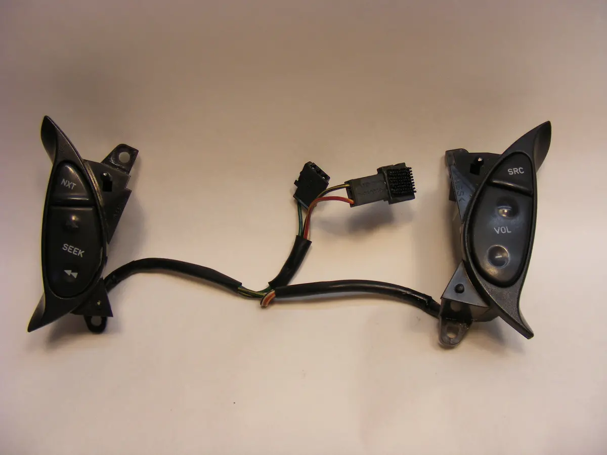 99 00 01 02 03 Saab 9-3 9-5 Steering Wheel Radio Controls Buttons 4616025 5359625 1