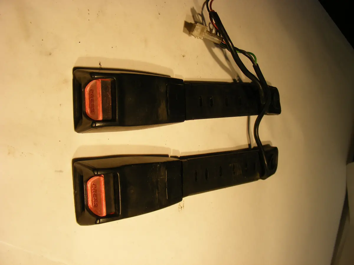 Volvo 240 Front Seat Belt Buckle Receivers 1370060 1370057 Receiver Pair - 89 90 91 92 93 1
