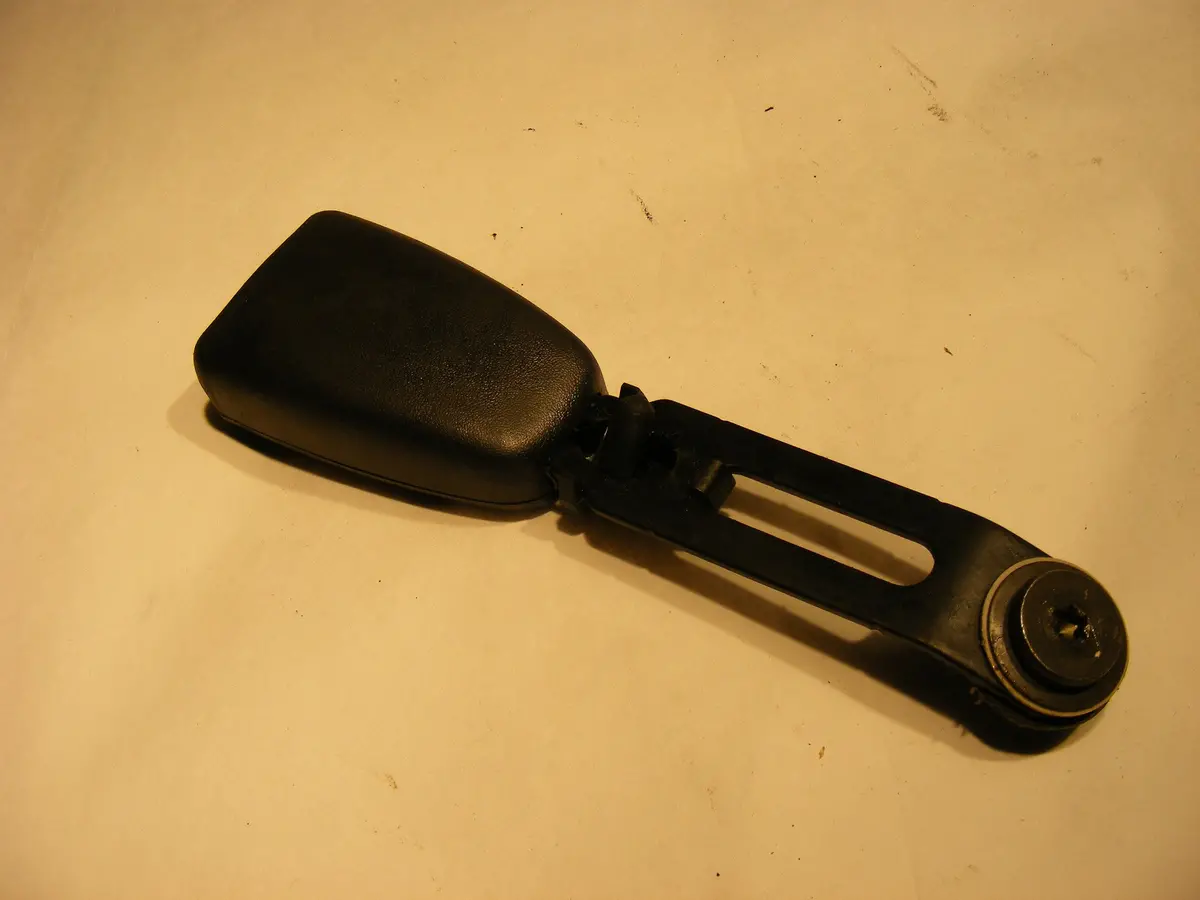 1999 99 Saab 9-3 Front Right Passenger Side Seat Belt Seatbelt Buckle Receiver 5014329 1