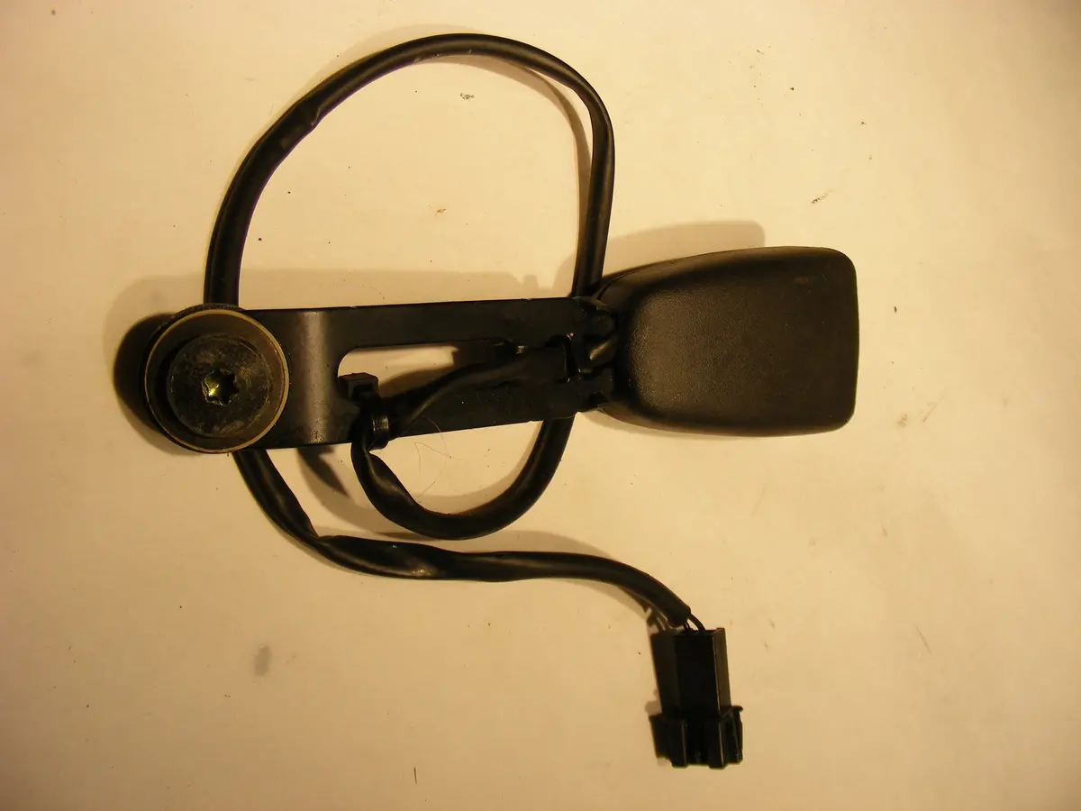 1999 99 Saab 9-3 Front Left, Driver Side Seat Belt Seatbelt Buckle Receiver 4848529 1