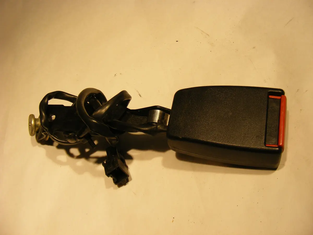 94 95 96 97 98 Saab 900 Front Left, Driver Side Seat Belt Seatbelt Buckle Receiver 4534517 1