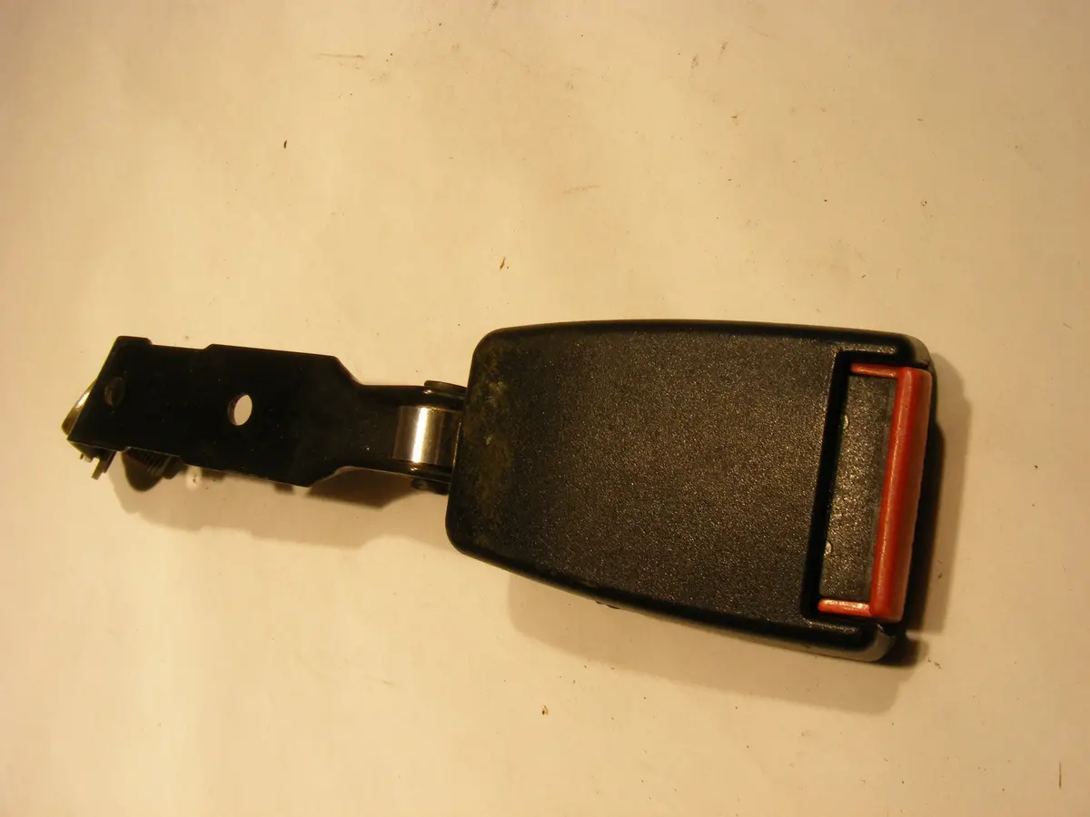 94 95 96 97 98 Saab 900 Front Right, Passenger Side Seat Belt Seatbelt Buckle Receiver 4534749 1