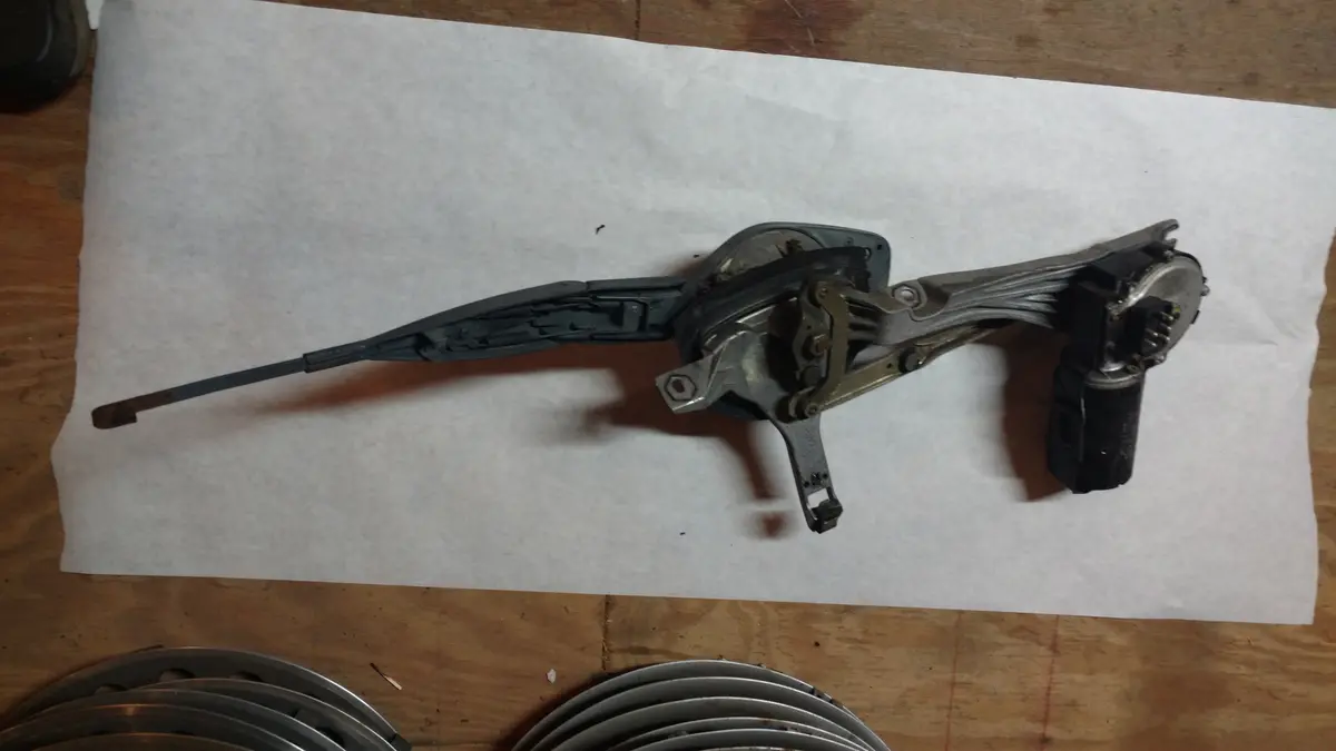 Mercedes W124 E320 E420 E300d Windshield Wiper Motor & Transmission 2